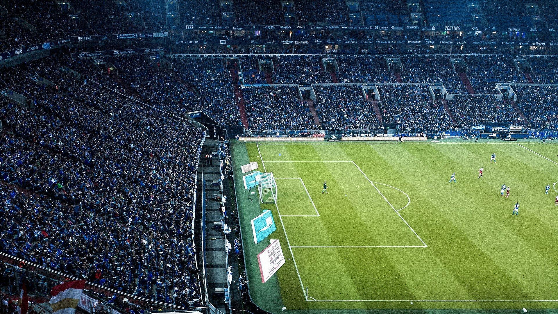 危险飞铲引爆绿茵争议！亚马尔遭背后侵犯，黄潜球员直红离场，巴萨多打一人锁定胜局